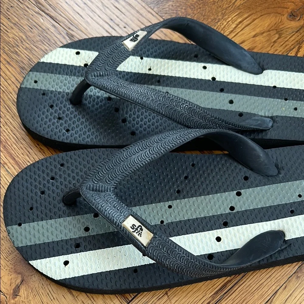 Showaflop Black and Gray Athletic Stripe Flip Flop